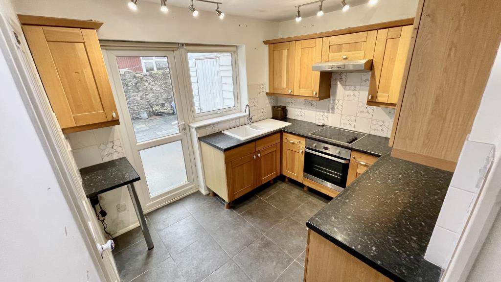 Lot: 166 - TERRACED PROPERTY FOR UPDATING - General view of kitchen